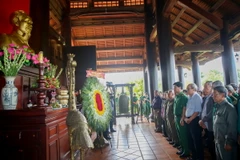 Đại biểu tưởng niệm các liệt sỹ đã anh dũng hy sinh trong chiến tranh bảo vệ biên giới Tây Nam (1977-1979). (Ảnh: Giang Phương/TTXVN)