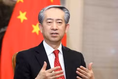 Đại sứ Trung Quốc tại Việt Nam Hùng Ba trả lời phỏng vấn các cơ quan thông tấn, báo chí. (Ảnh: Phạm Kiên/TTXVN)