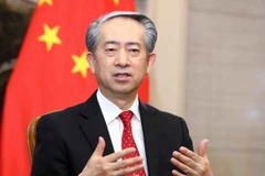 Đại sứ Trung Quốc tại Việt Nam Hùng Ba trả lời phỏng vấn các cơ quan thông tấn, báo chí. (Ảnh: Phạm Kiên/TTXVN)