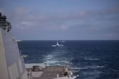 Tàu của hải quân Ukraine đi qua tàu khu trục USS Roosevelt (DDG 80) trong một cuộc tập trận trên Biển Đen. (Ảnh: AFP/TTXVN)