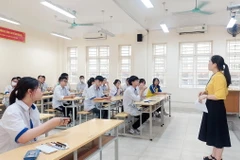 Giám thị phổ biến quy chế thi cho các thí sinh trước khi bước vào thi môn Toán (Quảng Ninh). (Ảnh: Thanh Vân/TTXVN)