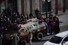 Binh sỹ được triển khai tại La Paz, Bolivia, ngày 26/6. (Ảnh: AA/TTXVN)