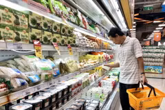 Người tiêu dùng Thành phố Hồ Chí Minh ưu tiên mua sắm thực phẩm thiết yếu hàng ngày. (Ảnh: Mỹ Phương/TTXVN)