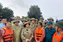 Bà Bùi Thị Minh Hoài, Bí thư Thành ủy Hà Nội (đứng giữa), trao đổi, động viên lực lượng xung kích phòng chống lũ tại huyện Quốc Oai. (Ảnh: Nguyễn Văn Cảnh/TTXVN)