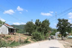 Đường giao thông nông thôn, đường điện tại xã Phước Tân, huyện Sơn Hòa được xây dựng đồng bộ. (Ảnh: Tường Quân/TTXVN)