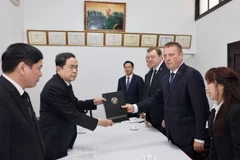 Phó Chủ tịch Thượng viện Cộng hòa Belarus Siarhei Khamenka gửi thông điệp chia buồn của Thượng viện Cộng hòa Belarus tới Chủ tịch Quốc hội Trần Thanh Mẫn. (Ảnh: Doãn Tấn/TTXVN)