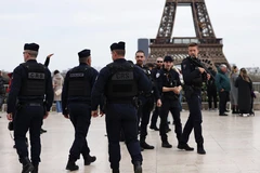 Cảnh sát Pháp tuần tra trên quảng trường Trocadero ở thủ đô Paris. (Ảnh: THX/TTXVN)