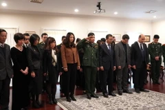 Cán bộ Đại sứ quán Việt Nam tại Canberra viếng Tổng Bí thư Nguyễn Phú Trọng. (Ảnh: Lê Đạt/TTXVN)