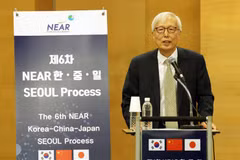 Cựu Đại sứ Hàn Quốc tại Nhật Bản Shin Kak Soo phát biểu tại diễn đàn Tiến trình Seoul Hàn Quốc-Nhật Bản-Trung Quốc lần thứ 6. (Nguồn: The Korea Times)
