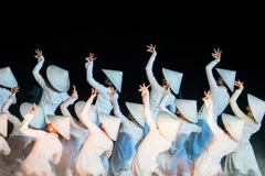 Màn cuối khép lại với vẻ đẹp người phụ nữ Việt Nam gần gũi mà thân thương, tái hiện Hội An ngày nay, cổ kính nhưng vẫn mang hơi thở hiện đại. Ảnh: Khánh Hoà – TTXVN