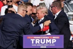 Cựu Tổng thống Donald Trump được mật vụ Mỹ hộ tống rời khỏi bục diễn thuyết trong cuộc vận động tranh cử ở thành phố Butler, bang Pennsylvania sau khi xảy ra vụ nổ súng, ngày 13/7. (Ảnh: IRNA/TTXVN)