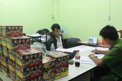 Đối tượng Lộc cùng tang vật tại cơ quan công an. (Ảnh: Đậu Tất Thành/TTXVN)