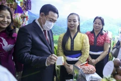 Bí thư Thành ủy Hà Nội Vương Đình Huệ và đại biểu tham quan các gian hàng tại Lễ hội Sắc màu Sơn La- Tây Bắc tổ chức tại Quảng trường Tượng đài Lý Thái Tổ (Hà Nội). (Ảnh: Tuấn Đức - TTXVN)