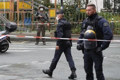 Cảnh sát Pháp phong tỏa hiện trường một vụ tấn công bằng dao ở thủ đô Paris. (Ảnh: AFP/TTXVN)