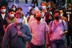 Người dân đeo khẩu trang phòng dịch COVID-19 tại Amsterdam, Hà Lan. (Ảnh: AFP/TTXVN)