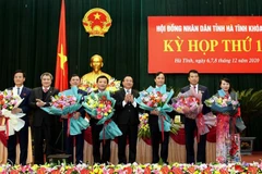 Lãnh đạo tỉnh Hà Tĩnh tặng hoa chúc mừng các cán bộ mới được bầu. (Ảnh: Công Tường/TTXVN)