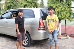 Khánh và Đại cùng tang vật tại cơ quan công an. (Ảnh: Đậu Tất Thành/TTXVN)