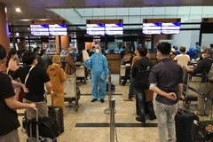 Đại sứ quán Việt Nam tại Myanmar đã cử cán bộ trực tiếp ra sân bay hỗ trợ công dân hoàn thành các thủ tục cần thiết trước khi máy bay cất cánh. (Ảnh: TTXVN phát)