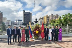 Tập thể cán bộ Đại sứ quán Việt Nam tại Venezuela và Cơ quan Tùy viên Quốc phòng tại lễ đặt vòng hoa trước Tượng đài Chủ tịch Hồ Chí Minh. (Ảnh: Đại sứ quán Việt Nam tại Venezuela)