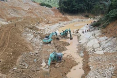 Lực lượng chức năng và các phương tiền tìm kiếm các nạn nhân mất tích dưới lòng suối Rào Trăng. (Ảnh: TTXVN phát)