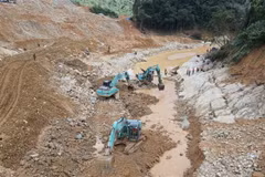 Lực lượng chức năng và các phương tiền tìm kiếm các nạn nhân mất tích dưới lòng suối Rào Trăng. (Ảnh: TTXVN phát)