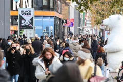 Người dân di chuyển trên đường phố tại Berlin, Đức. (Ảnh: THX/TTXVN)