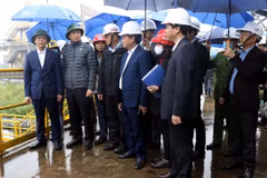 Thứ trưởng Bộ Tài nguyên và Môi trường Võ Tuấn Nhân cùng đoàn công tác kiểm tra khu vực hồ sinh học xử lý nước thải của Công ty TNHH Gang thép Hưng Nghiệp Formosa Hà Tĩnh. (Ảnh: Công Tường/TTXVN)