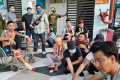 Các thanh niên đi trên xe ôtô 16 chỗ bị chém trọng thương. (Ảnh: TTXVN phát)