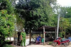 Hai đối tượng trốn khỏi khu cách ly tập trung bị lực lượng chức năng phát hiện, bắt giữ tại khu vực xã Phú Hữu, huyện An Phú, tỉnh An Giang. (Ảnh: Công Mạo/TTXVN)