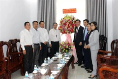 Ban Dân vận Trung ương thăm, chúc mừng Lễ Giáng sinh Tòa Giáo mục Phan Thiết. (Ảnh: Hồng Hiếu/TTXVN)