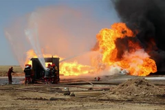 Nhân viên cứu hỏa Iraq nỗ lực khống chế đám cháy tại mỏ dầu Khabbaz sau vụ tấn công do các phần tử khủng bố IS tiến hành ngày 1/6/2016. (Ảnh: AFP/TTXVN)