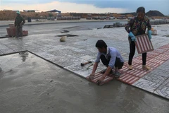 Các hạng mục trong Khu tái định cư Lộc An-Bình Sơn đang được khẩn trương thi công. (Ảnh: Công Phong/TTXVN)