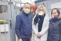 Đại diện các hội đoàn người Việt Nam quà tại Trại trẻ mồ côi Dětský domov Dagmar Brno. (Ảnh: Tuyết Vân/TTXVN phát)