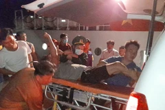 Chuyển các thuyền viên gặp nạn lên xe cấp cứu. (Nguồn: vtv.vn)