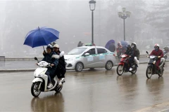 Sương mù dày đặc tại thị xã SaPa ảnh hưởng đến tầm nhìn của các phương tiện tham gia giao thông. (Ảnh: Quốc Khánh/TTXVN)