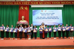 Tặng học bổng Vừ A Dính cho học sinh dân tộc vượt khó hiếu học tỉnh Đắk Lắk. (Ảnh: Hoài Thu/TTXVN)