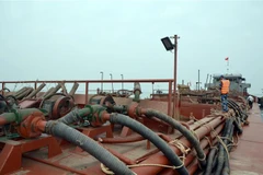 Một tàu khai thác cát trái phép bị tạm giữ. (Ảnh: TTXVN)