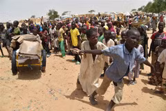 Người tị nạn nhận lương thực cứu trợ tại Diffa, Niger. (Ảnh: AFP/TTXVN)