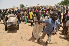 Người tị nạn nhận lương thực cứu trợ tại Diffa, Niger. (Ảnh: AFP/TTXVN)