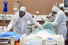 Nhân viên y tế chăm sóc bệnh nhân nhiễm COVID-19 tại bệnh viện ở Riga, Latvia. (Ảnh: THX/TTXVN)