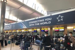 Công dân Việt Nam xếp hàng làm thủ tục xuất cảnh tại sân bay quốc tế Heathrow, thủ đô London (Anh). (Ảnh: TTXVN phát)