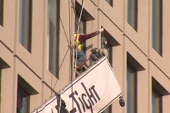 Lực lượng cứu hộ giải cứu những người bị mắc kẹt sau vụ nổ. (Nguồn: baltimore.cbslocal.com)