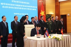 Phó Thủ tướng, Bộ trưởng Bộ Ngoại giao Phạm Bình Minh ký văn kiện phê chuẩn Hiệp ước bổ sung năm 2019 và Nghị định thư phân giới cắm mốc biên giới đất liền giữa Việt Nam và Campuchia. (Ảnh: Lâm Khánh/TTXVN)