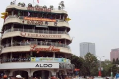 Hàng quán quanh Hồ Gươm "mất giá" thê thảm. (Ảnh: Ngọc Cương/Vietnam+)