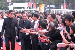 Diễn viên Ngô Ngạn Tổ giao lưu cùng công chúng. (Ảnh: Hồng Kiều/Vietnam+)