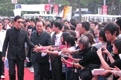 Diễn viên Ngô Ngạn Tổ giao lưu cùng công chúng. (Ảnh: Hồng Kiều/Vietnam+)