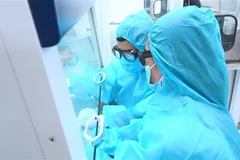 Các y, bác sỹ tại Phòng xét nghiệm Realtime-PCR của thành phố Cẩm Phả. (Ảnh: TTXVN phát)