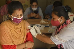 Tiêm chủng vaccine ngừa COVID-19 cho người dân ở Amritsar, Ấn Độ, ngày 18/6/2021. (Ảnh: AFP/TTXVN)