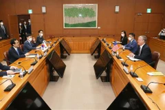 Thứ trưởng Ngoại giao kiêm đặc phái viên của Mỹ về vấn đề Triều Tiên Stephen Biegun (thứ 2, phải) trong cuộc hội đàm với Đặc phái viên Hàn Quốc về hòa bình trên bán đảo Triều Tiên Lee Do-hoon (thứ 2, trái) tại Seoul, ngày 8/7/2020. (Ảnh: YONHAP/TTXVN)