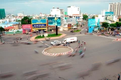 Vòng xoay trên đại lộ Phạm Văn Đồng (Quận Gò Vấp) vắng vẻ trong những ngày đầu giãn cách. (Ảnh: An Hiếu/TTXVN)